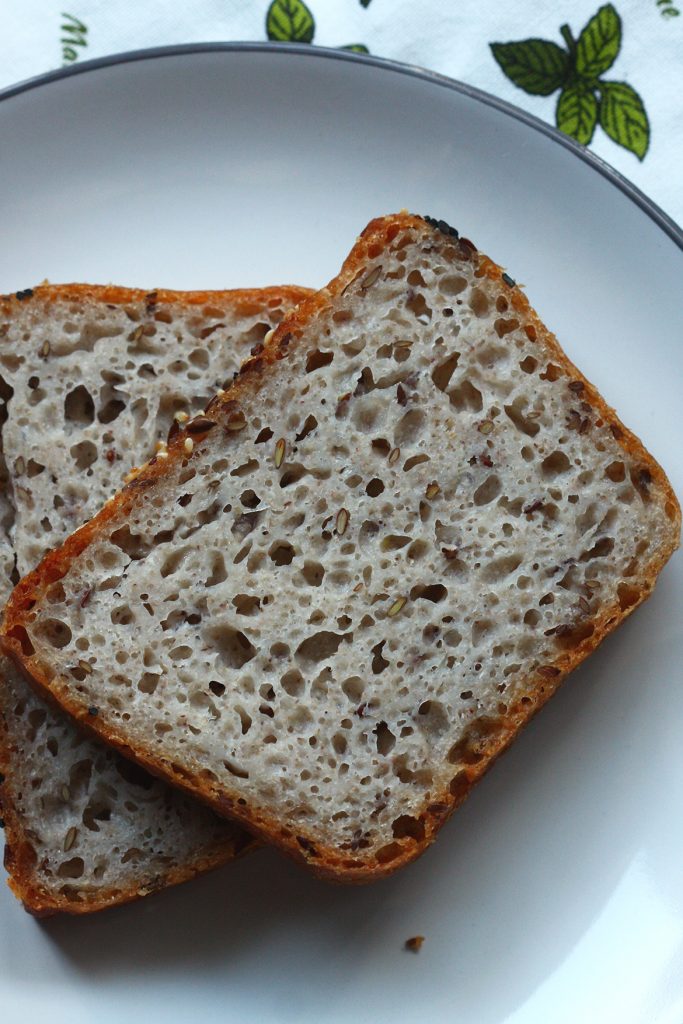 Przepis na bezglutenowy chleb na drożdżach z siemieniem lnianym