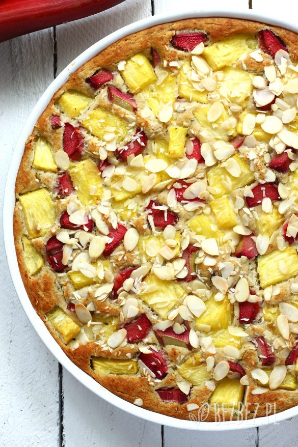 Cytrynowo-rozmarynowe ciasto z rabarbarem i ananasem , bez glutenu, jajek i mleka