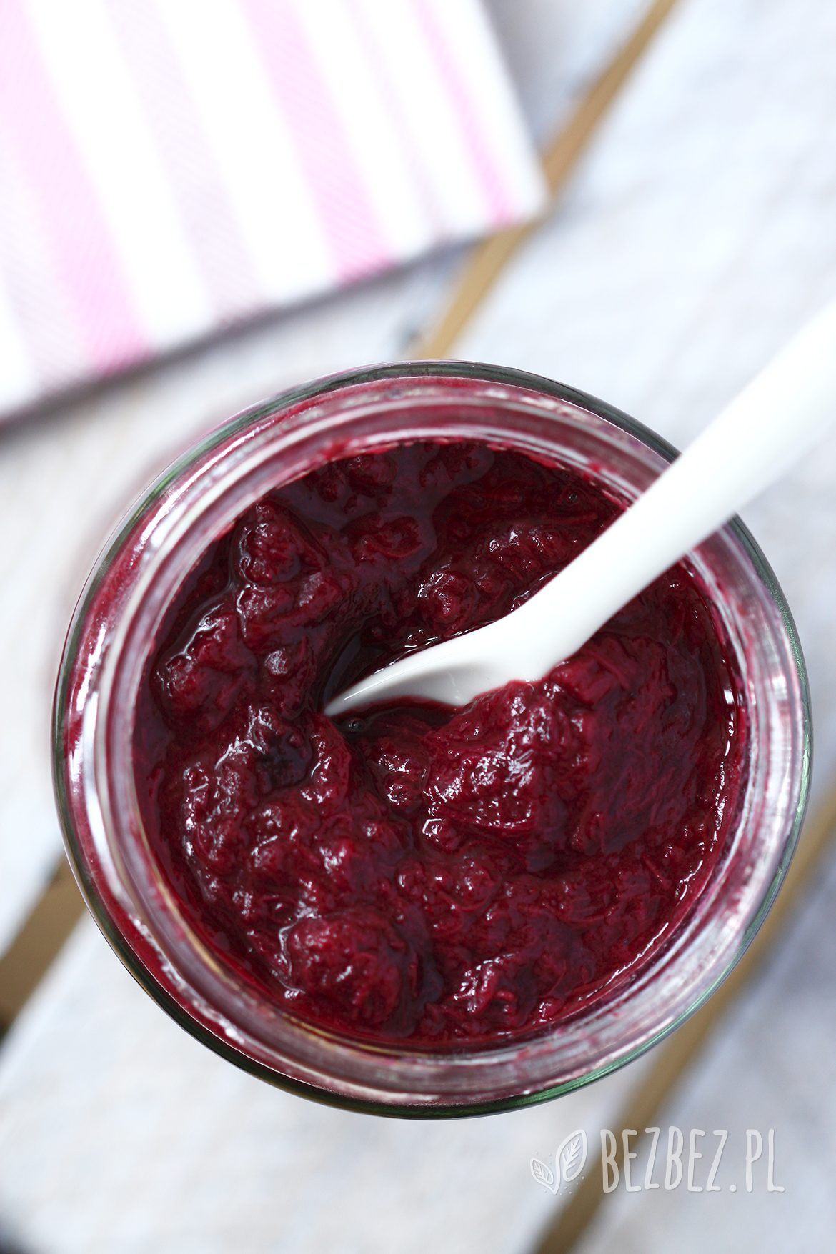 Dżem z rabarbaru i leśnych jagód