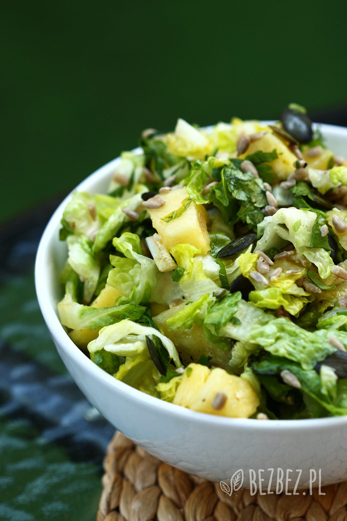 Orzeźwiająca salatka z ananasem, ziarnami słonecznika i pestkami dyni