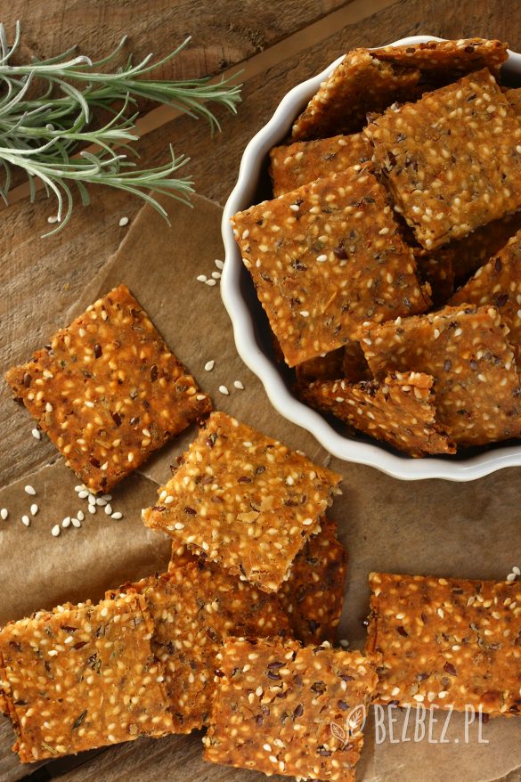 Wegańskie, bezglutenowe krakersy o smaku sera i cebulki