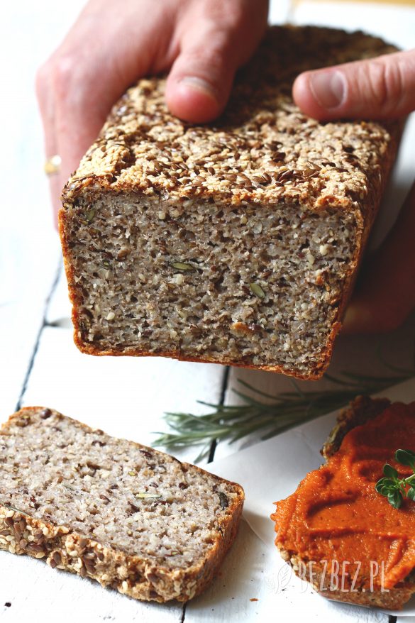 Chleb z kaszy gryczanej z ziarnami i amarantusem