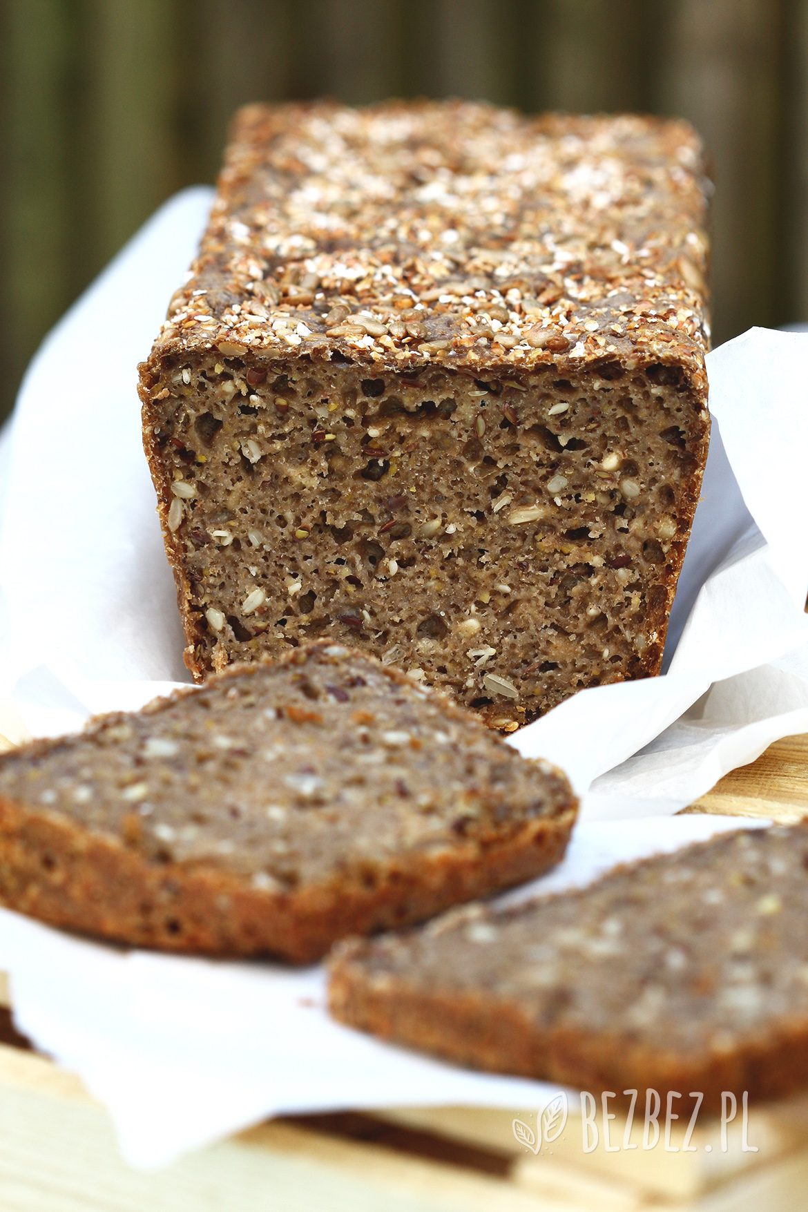 Bezglutenowy chleb z karobem na zakwasie, bochenek