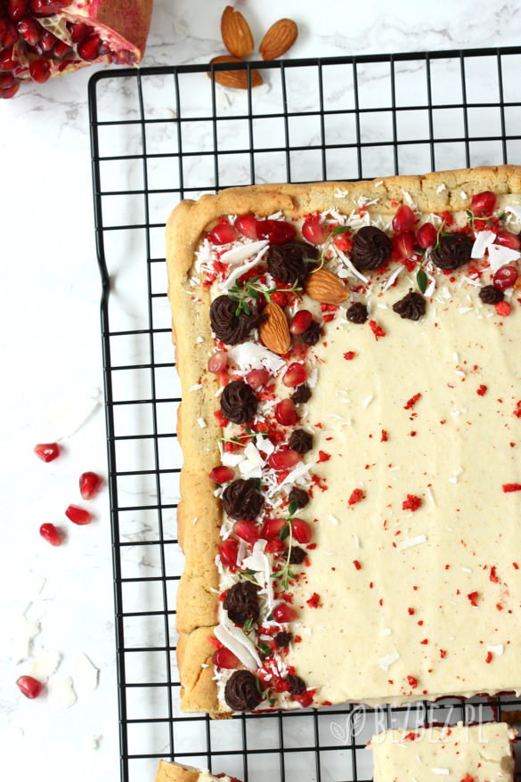 Bezglutenowy mazurek z jaglanym kremem kokosowym i konfiturą malinową