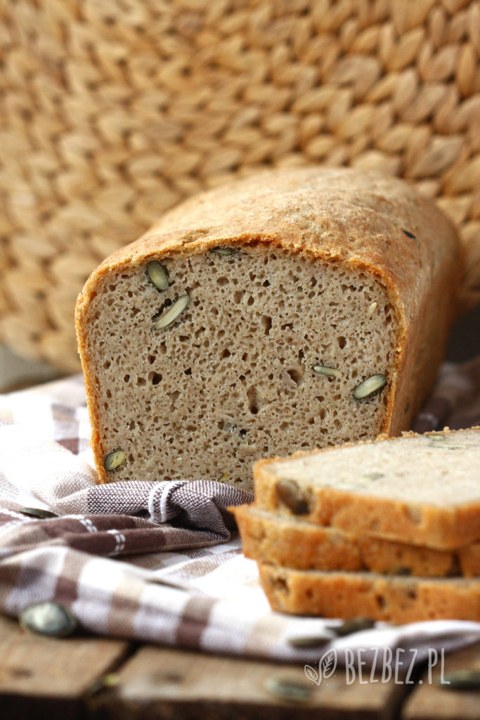 bezglutenowy chleb z dodatkiem sorgo, pestkami dyni i słonecznika