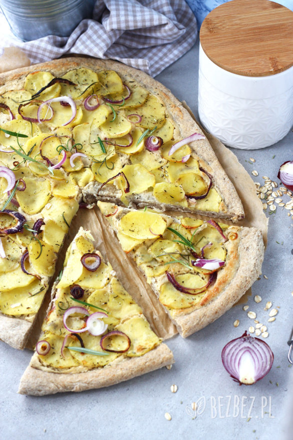 Bezglutenowa pizza z ziemniakami i białym sosem (wegańska) Bezglutenowa pizza z ziemniakami i białym sosem z nerkowców (wegańska)