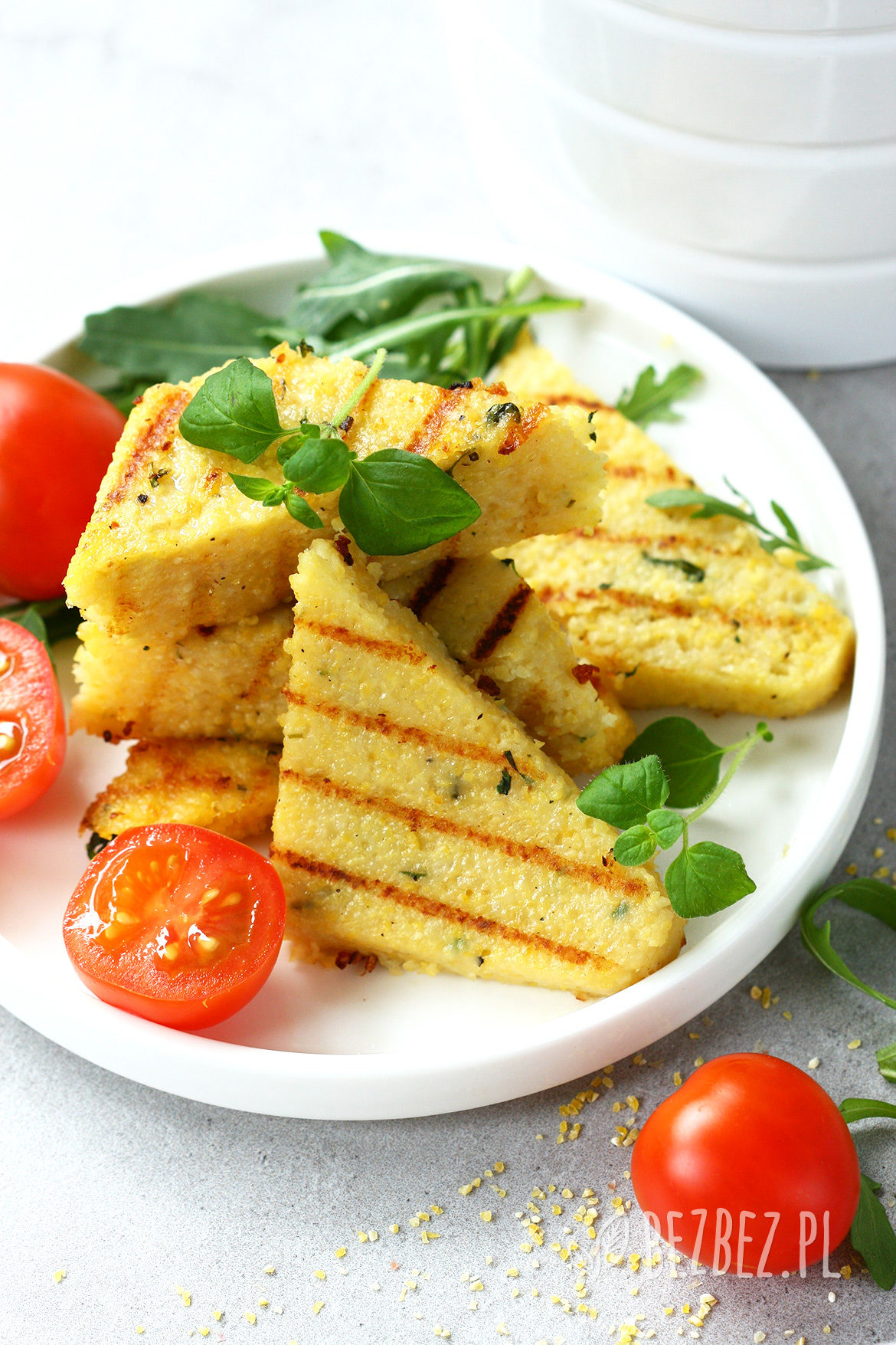 Bezglutenowa i wegańska grillowana polenta z ziołami