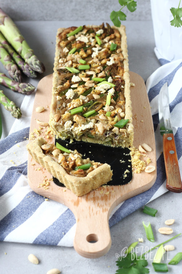 wegańska i bezglutenowa tarta ze szparagami