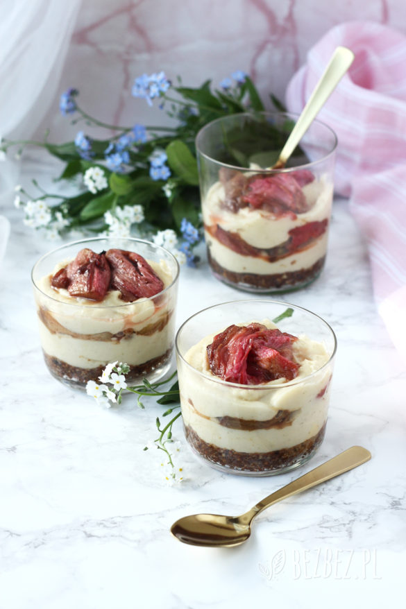 Bezglutenowe mini serniczki jaglane na zimno, z pieczonym rabarbarem