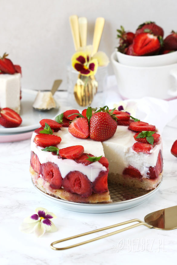 Wegańskie sernik na zimno z truskawkami