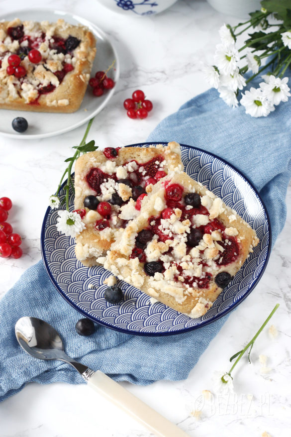 Bezglutenowe drożdżówki z owocami i kruszonką bez jaj i nabiału