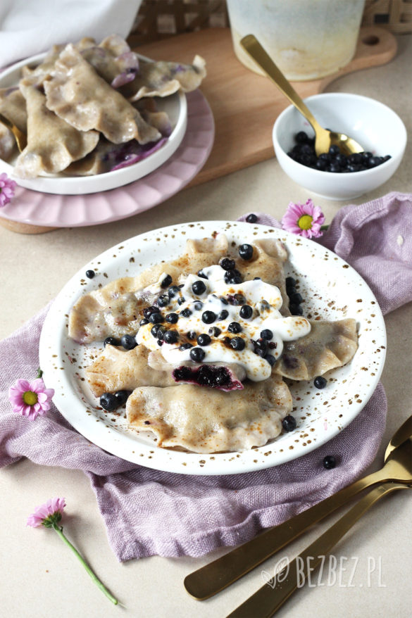 Bezglutenowe pierogi z jagodami, wegańskie