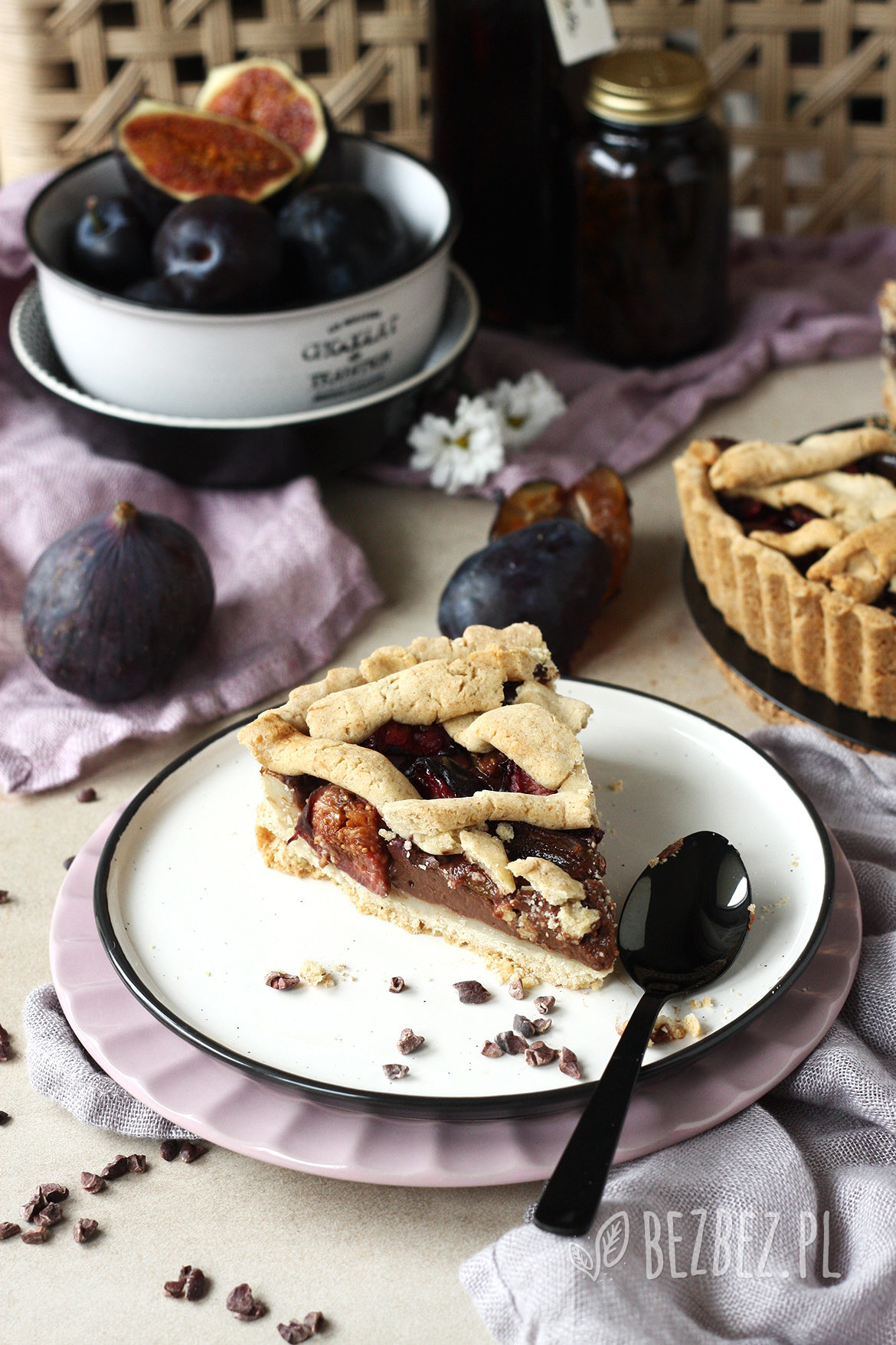 Bezglutenowa tarta z budyniem i śliwkami, bez jajek