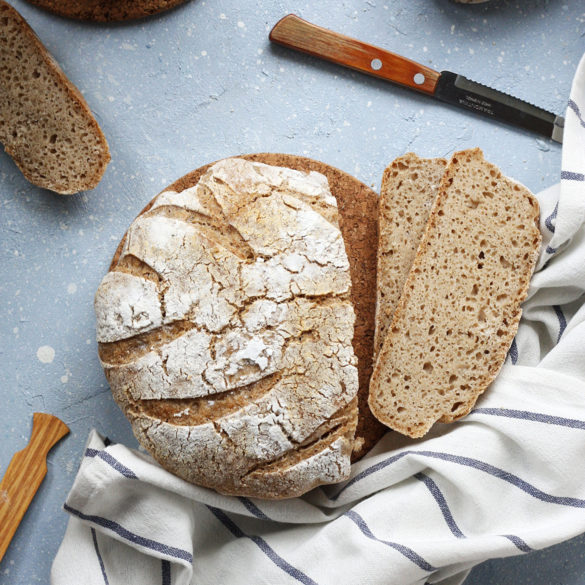 Chleb bezglutenowy na zakwasie pieczony w garnku lub naczyniu żaroodpornym