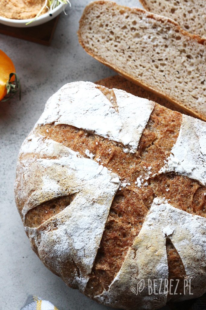 Drożdżowy chleb bezglutenowy pieczony w garnku lub naczyniu żaroodpornym