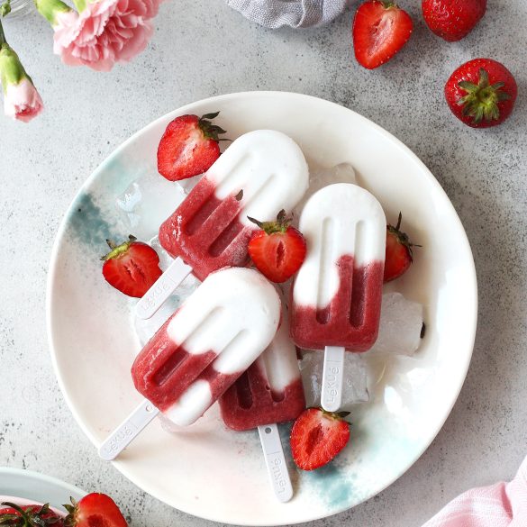 Wegańskie lody truskawkowo-jogurtowe na patyku