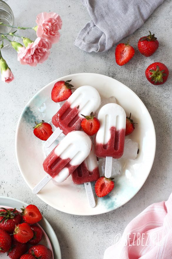 Wegańskie lody truskawkowo-jogurtowe na patyku