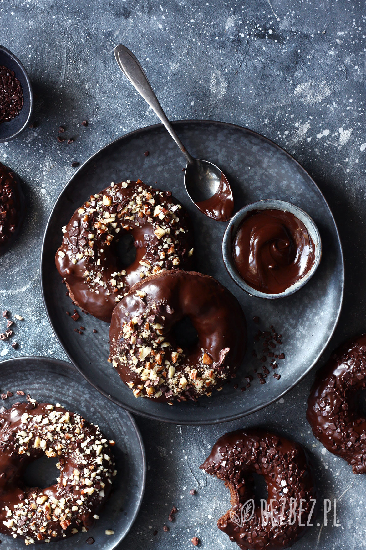 Bezglutenowe donuty czekoladowe, czyli pieczone pączki z dziurką, bez jaj i nabiału