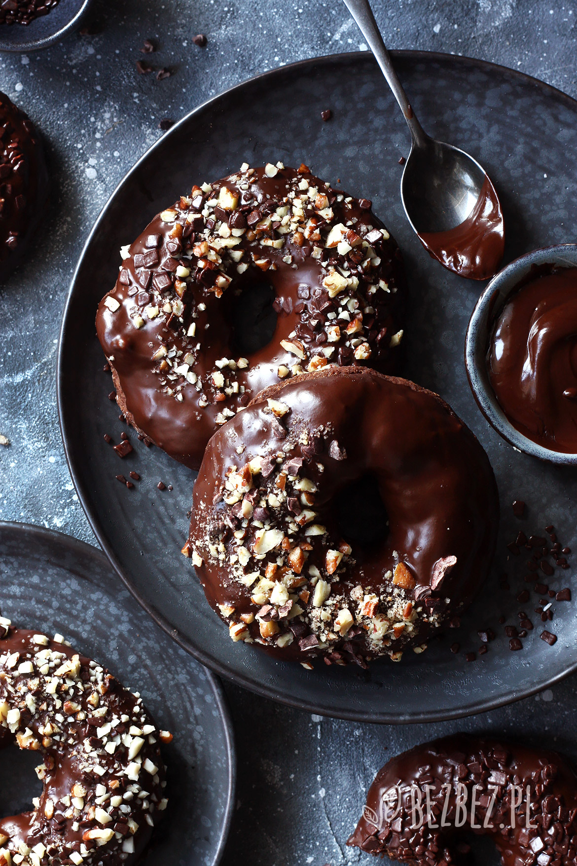 Bezglutenowe donuty czekoladowe, czyli pieczone pączki z dziurką, wegańskie
