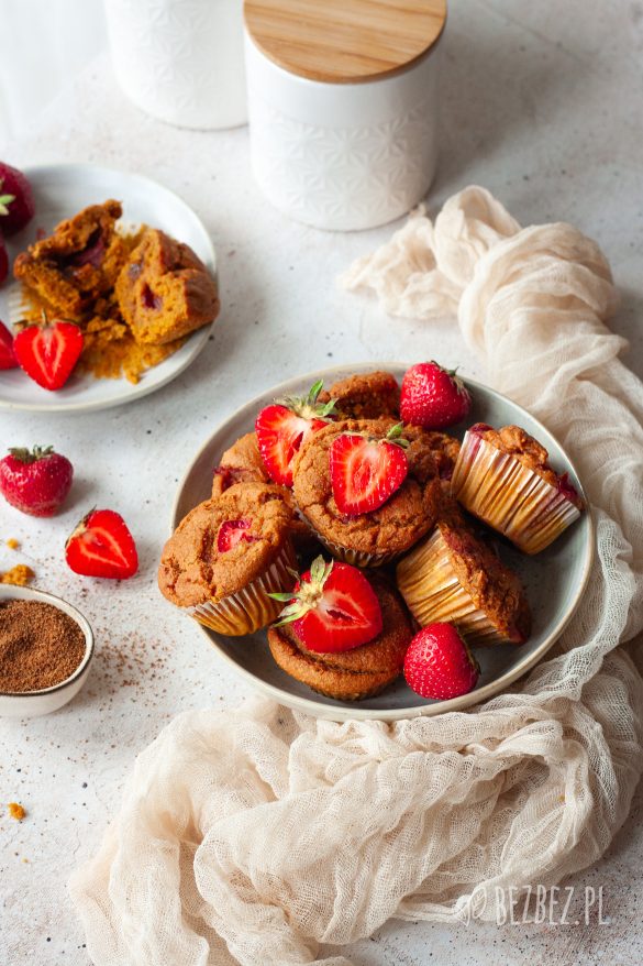 Bezglutenowe muffinki karmelowe z truskawkami wegańskie