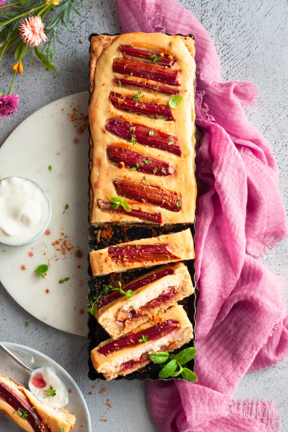 Tofurnikowa tarta z rabarbarem bez glutenu, mleka i jajek
